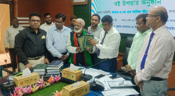 একুশে পদকপ্রাপ্ত জিয়াউল হকের পাঠাগারে বই দিল ইসলামিক ফাউন্ডেশন